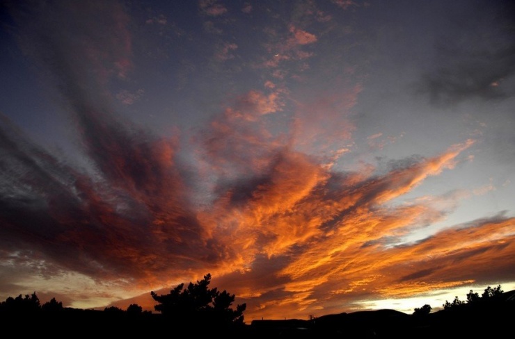 Mây lúc hoàng hôn có thể mang màu sắc rất ấn tượng. Trong ảnh là mây trung tích lúc hoàng hôn, được đăng trên trang Khoa học Trái Đất New Zealand. Ảnh: Alan Blacklock.