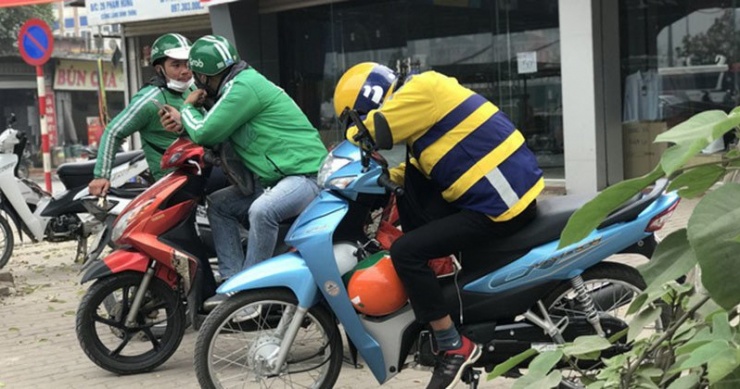 Xe hành nghề trên nền tảng ứng dụng (xe ôm công nghệ, shipper) không được phép hoạt động trong khu vực phát thải thấp trong vành đai 1 từ 1/7/2026. Ảnh minh hoạ: Duy Anh