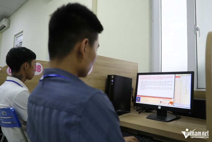 Bài thi mô phỏng trong sát hạch giấy phép lái xe tạo cho học viên thói quen xử lý tình huống nguy hiểm muộn, gây mất an toàn. Ảnh: Đình Hiếu