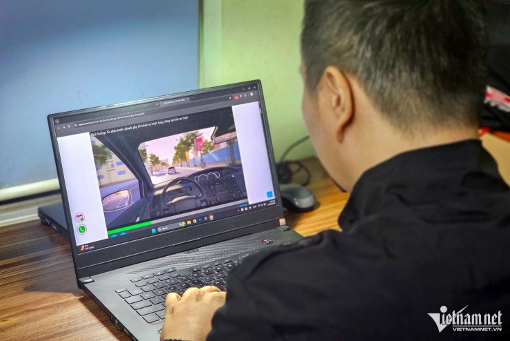 Bài thi mô phỏng sát hạch GPLX có nhiều điểm bất cập, thiếu thực tế khiến cộng đồng lái xe dậy sóng với vô vàn ý kiến trái chiều. Ảnh: Ngô Minh