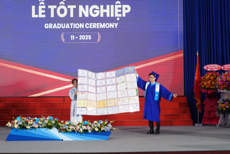 Lê Thanh Tài với loạt giấy khen, bằng khen, giấy chứng nhận trong lễ tốt nghiệp. Ảnh: Nhà trường cung cấp