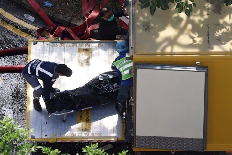 Nhiều người vẫn chờ đợi thông tin về thân nhân sau vụ cháy. (Ảnh: Reuters)