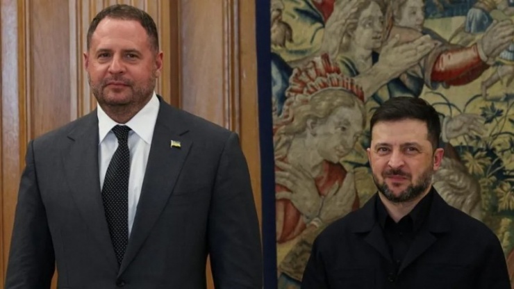 Ông Yermak đứng cạnh Tổng thống Zelensky. Ảnh: Reuters