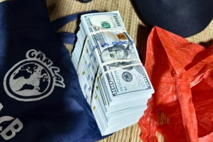 Nhận hàng cứu trợ bão lũ, phát hiện gần 2.000 USD trong túi đồ