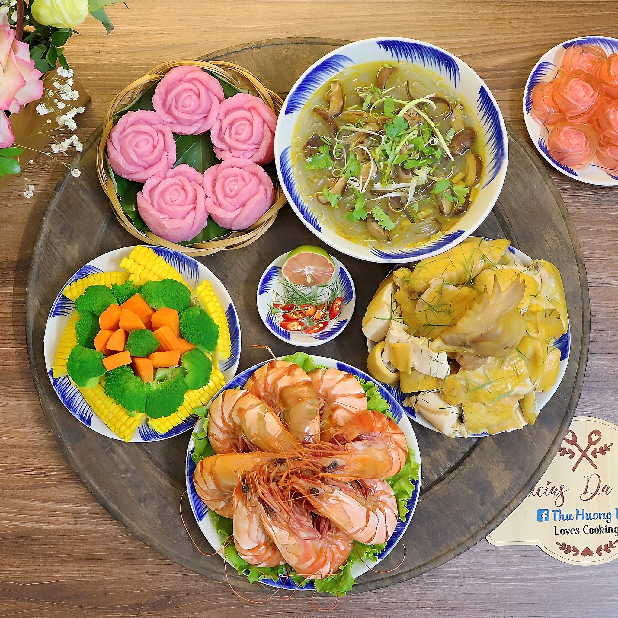 Gà luộc - Miến nấu lòng mề gà - Tôm sú hấp bia - Xôi hoa hồng - Rau củ luộc -&nbsp;Thạch pha lê