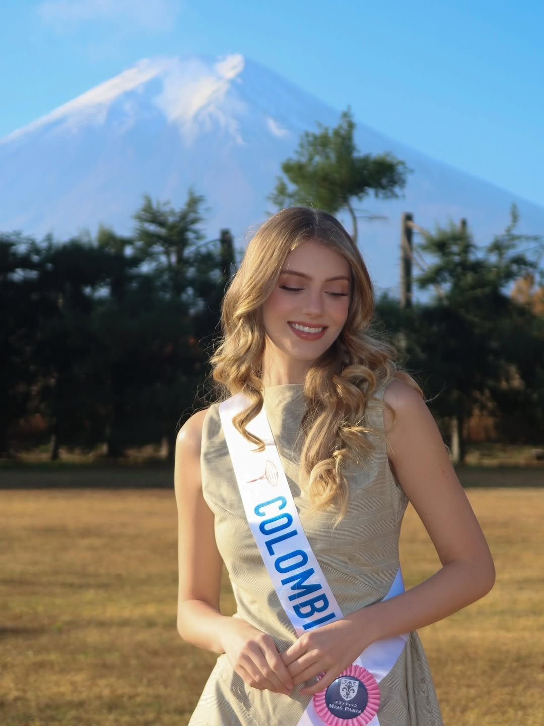 Bên cạnh sắc vóc ấn tượng, tân Hoa hậu Quốc tế còn có học vấn đáng nể. Catalina tốt nghiệp ngành Truyền thông Xã hội tại Đại học EAFIT - một trong những trường danh giá của Colombia. Cô thông thạo tiếng Anh, Tây Ban Nha, Bồ Đào Nha.