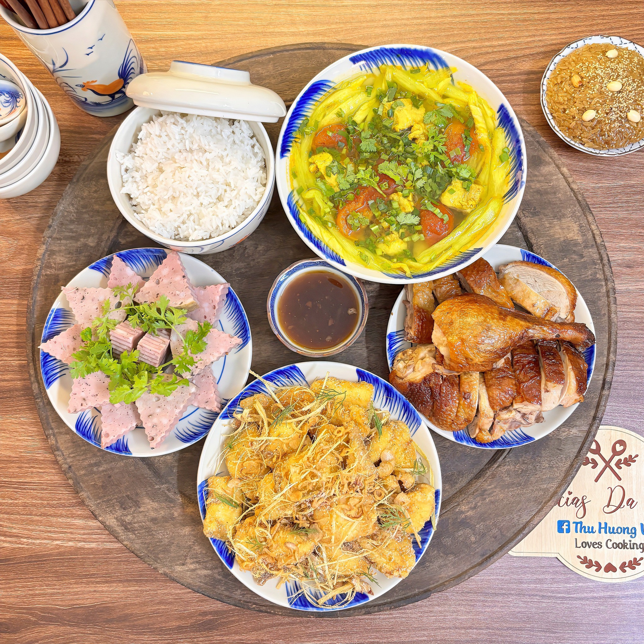 Cá rô phi&nbsp;rang muối - Giò bò - Ngan quay ngũ vị - Canh sườn nấu dọc mùng - Chè con ong