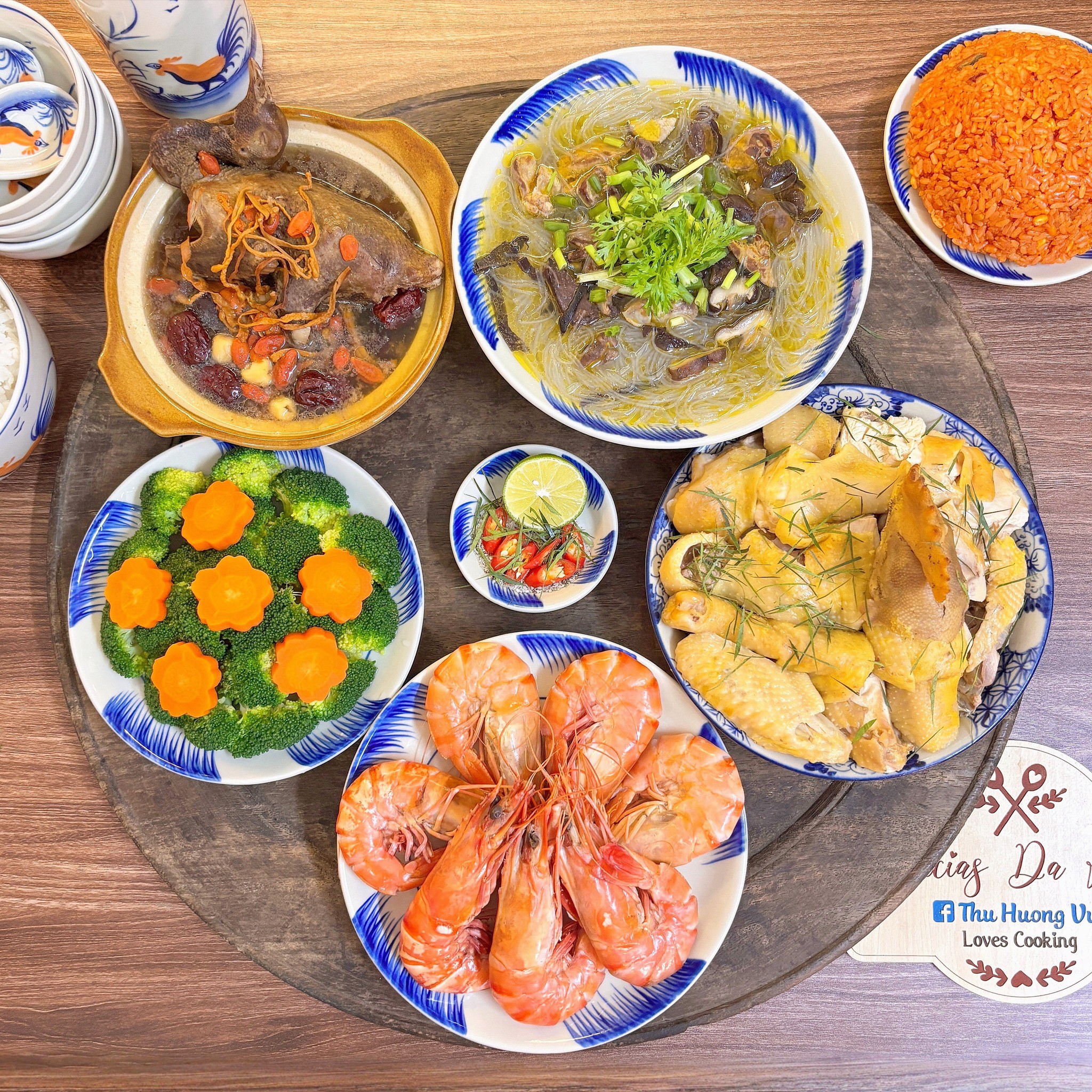 Tôm sú hấp bia - Chim câu tần táo đỏ&nbsp;- Gà luộc - Canh miến lòng gà - Súp lơ xanh, cà rốt luộc - Xôi gấc