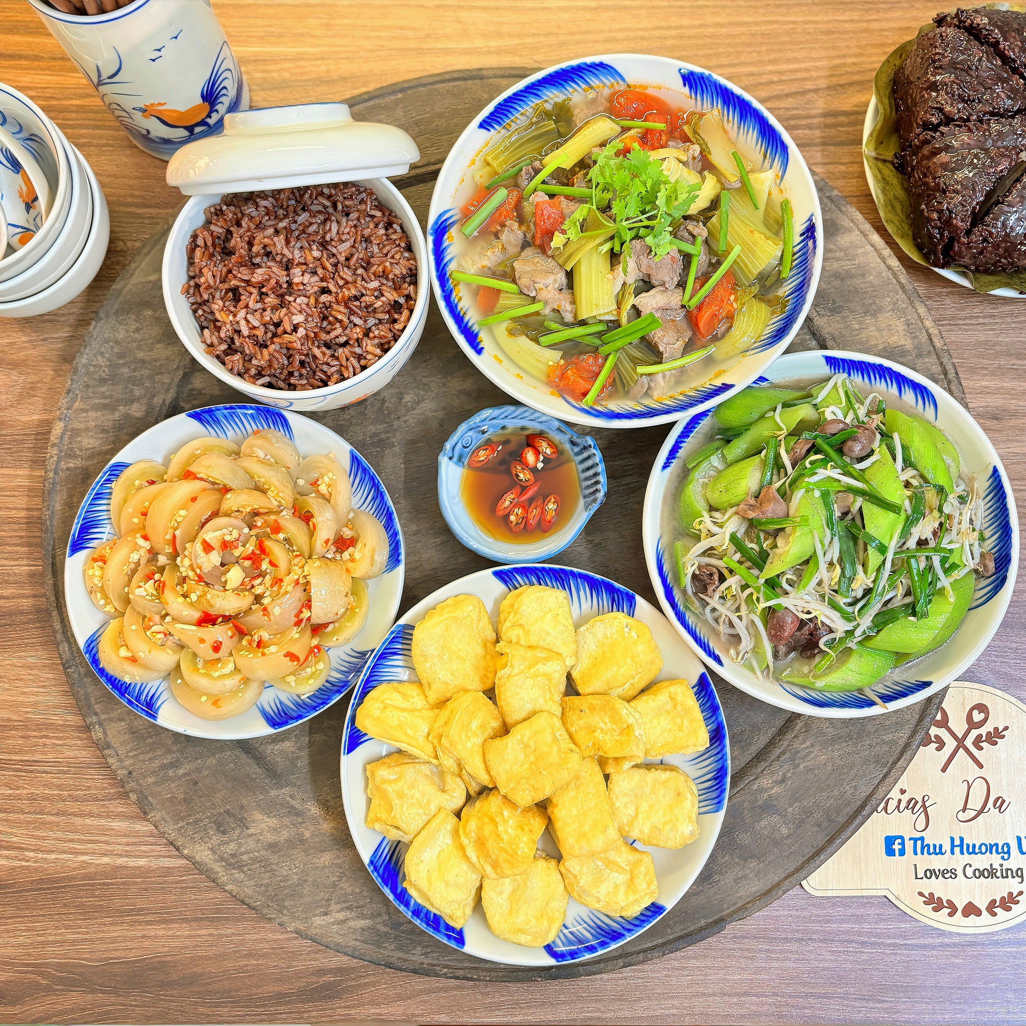 Canh thịt bò nấu dưa cải chua - Đậu phụ rán - Mướp giá xào lòng gà - Cà bát dầm tỏi ớt - Bánh chưng nếp cẩm