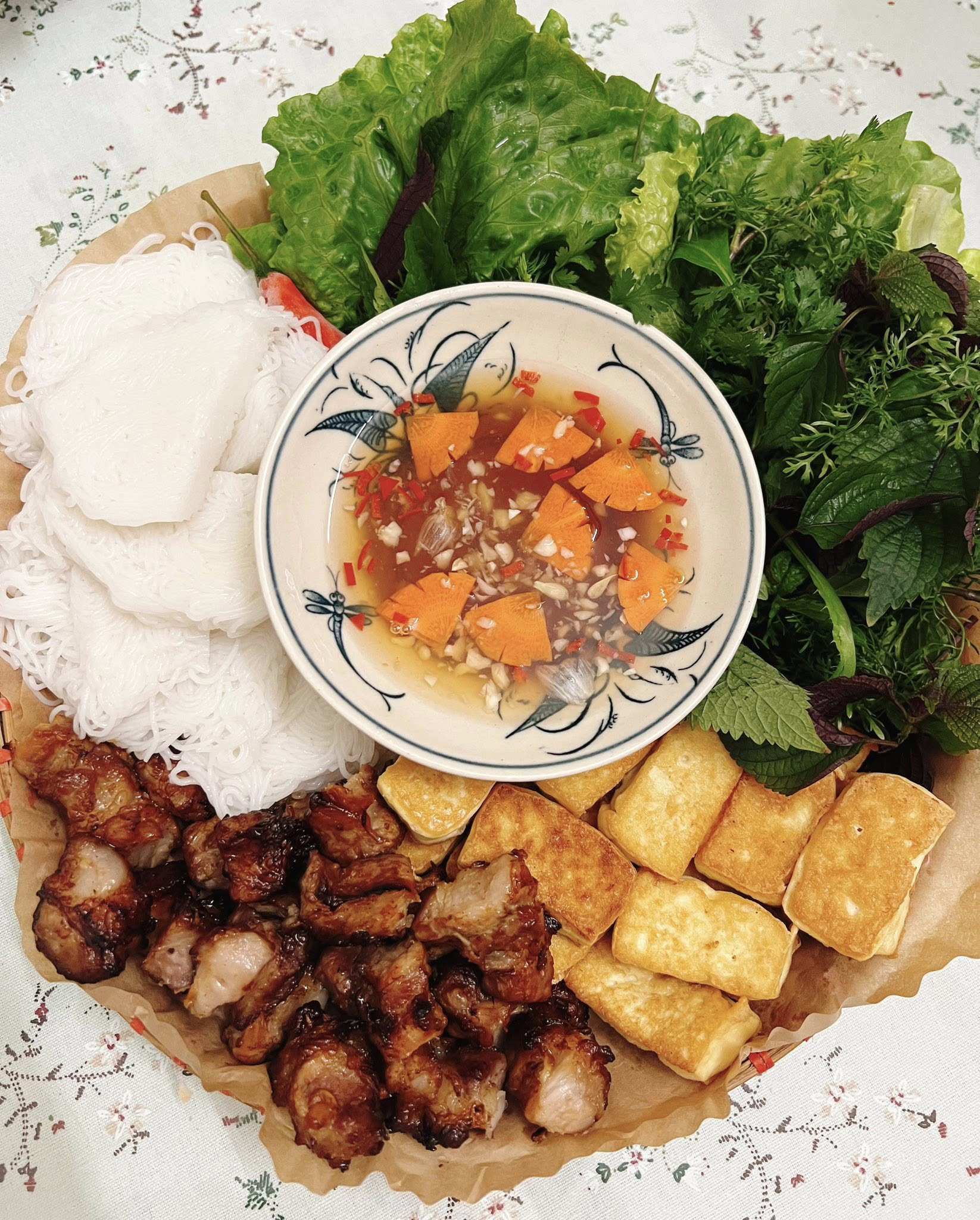 Đậu rán - Chả nướng - Rau sống