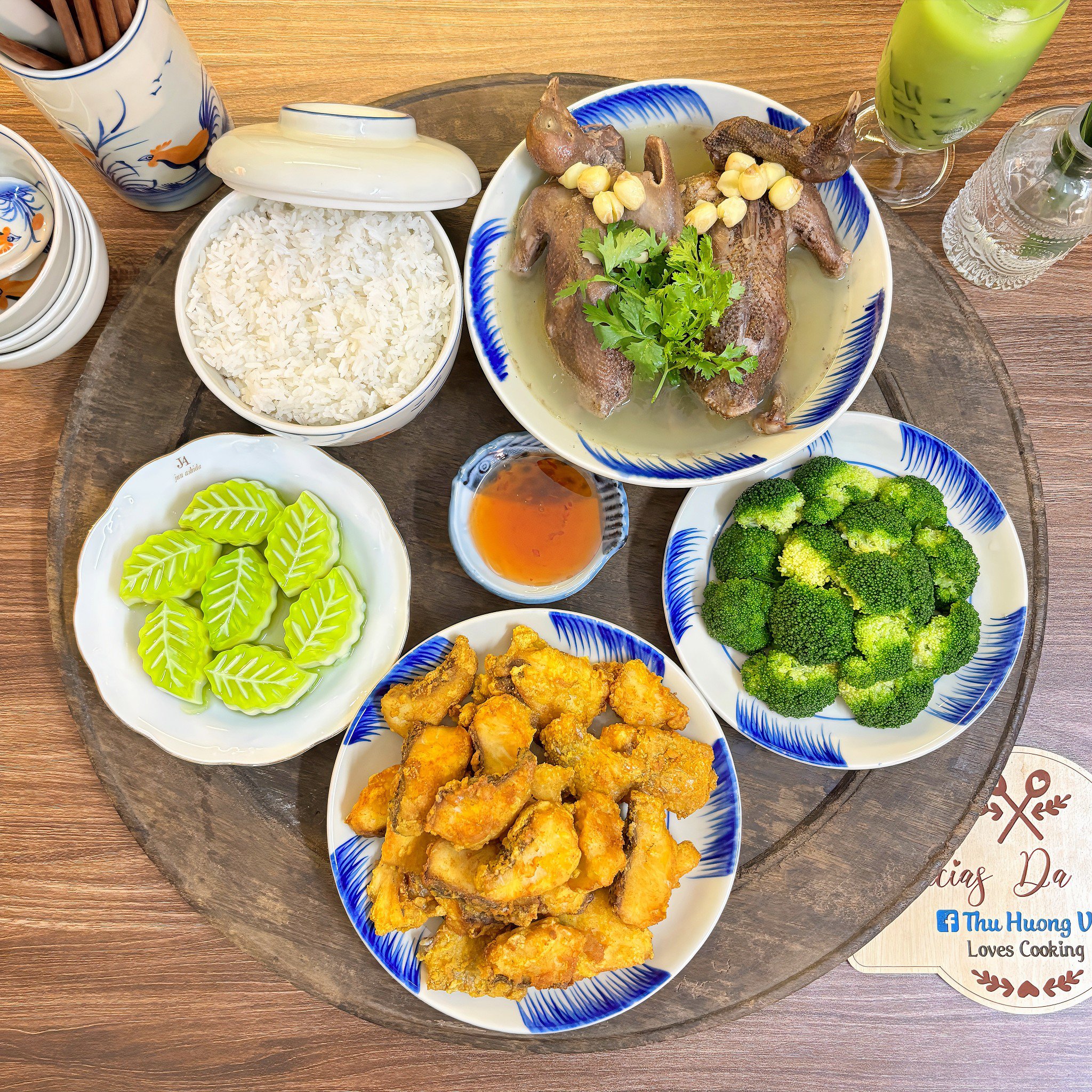 Cá rô phi tẩm bột chiên giòn - Chim câu hầm thịt cốm hạt sen - Súp lơ xanh luộc - Thạch lá dứa