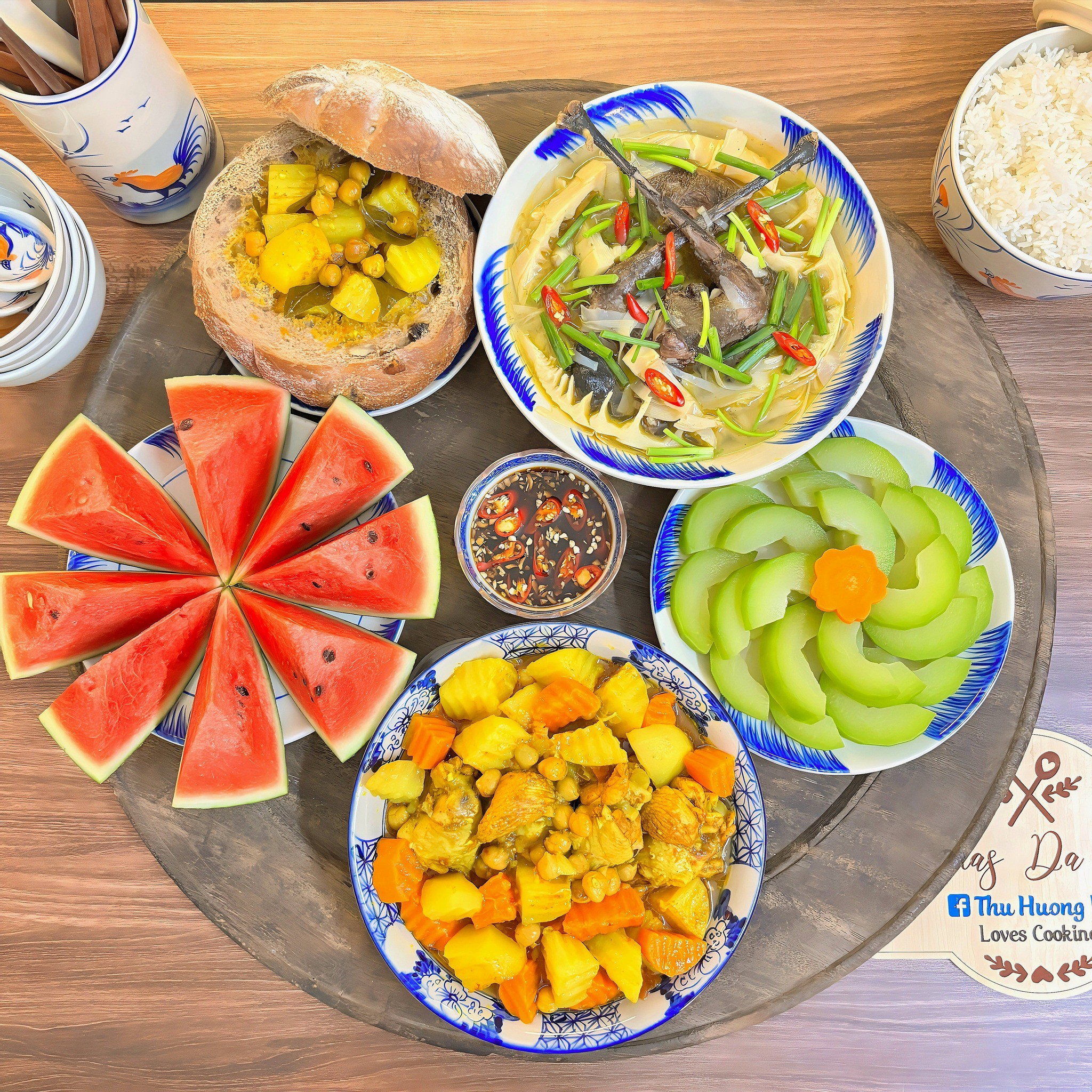 Thịt gà nấu cà ri - Bánh mì đen chan xốt cà ri - Bí xanh luộc - Vịt nấu xáo măng&nbsp;