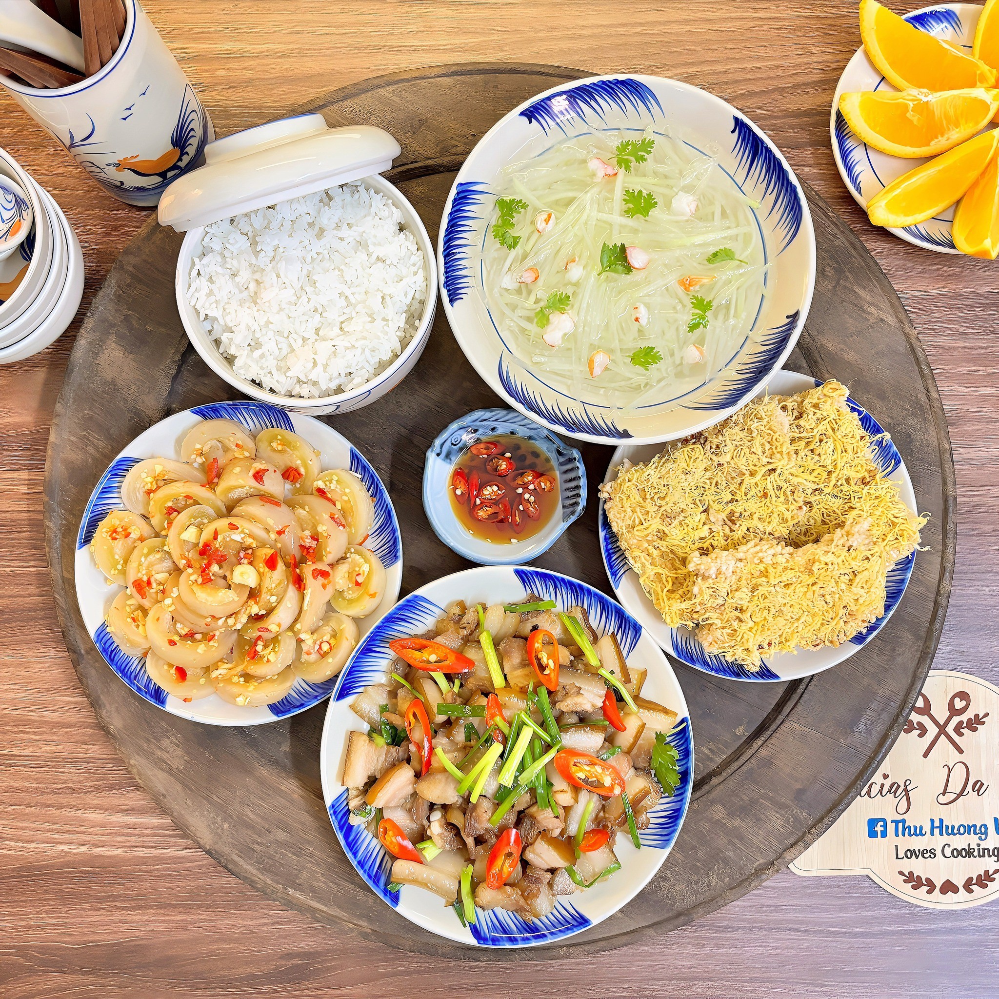 Thịt lợn mán rang hành - Cơm cháy chà bông - Canh su hào nấu tôm - Cà bát dầm tỏi ớt - Cam