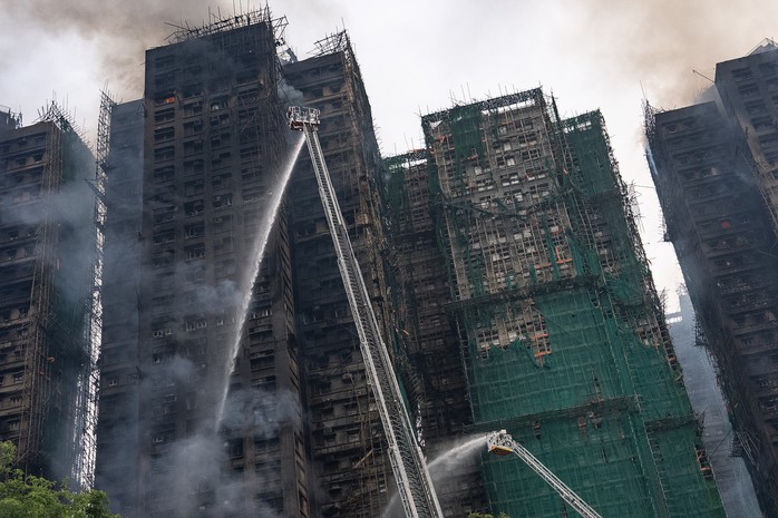 Lính cứu hỏa nỗ lực dập tắt đám cháy tại khu chung cư Wang Fuk Court ở Hồng Kông (Trung Quốc) ngày 27-11. Ảnh: AP