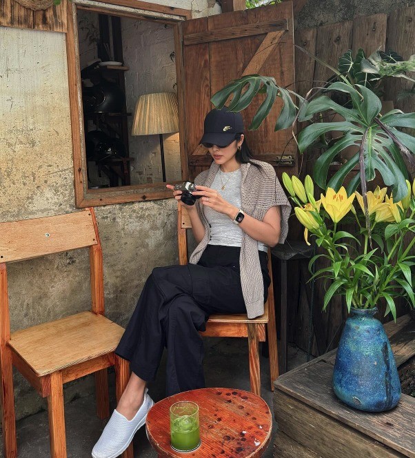 Tăng Thanh Hà thưởng thức matcha tại một quán cà phê trong con hẻm trên đường Yersin, Đà Lạt.