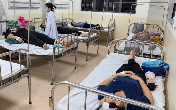 Bệnh nhân nghi ngộ độc thực phẩm cấp cứu tại Bệnh viện Đa khoa Khu vực Hóc Môn. Ảnh: Bác sĩ cung cấp