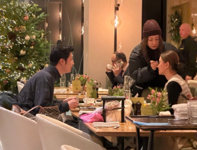 Đậu Kiêu và vợ, Hà Siêu Liên, dùng bữa tại một nhà hàng ở Anh. Ảnh: Weibo