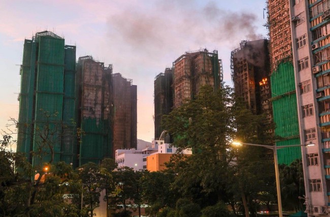 Sáng sớm 28-11 (giờ địa phương), lực lượng cứu hỏa đã cơ bản khống chế được ngọn lửa. Ảnh: SCMP