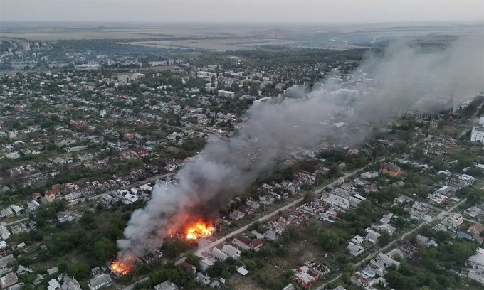 Đám cháy tại một khu dân cư thuộc thành phố Pokrovsk, tỉnh Donetsk, ngày 31/8. Ảnh: Suspilne