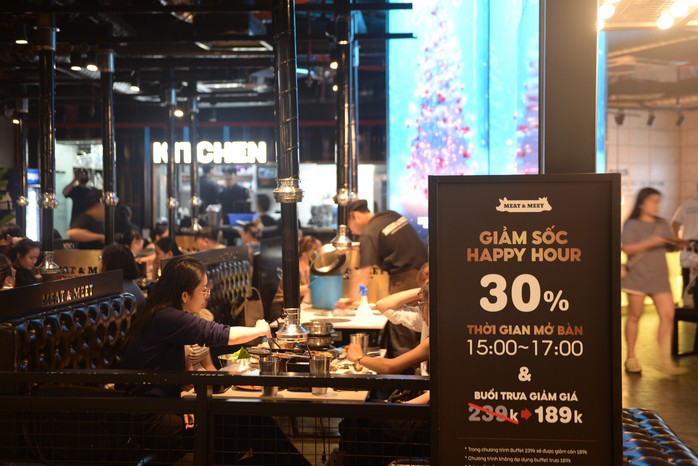 Anh Kh&#7843; Nguy&ecirc;n (21 tu&#7893;i, ph&#432;&#7901;ng T&acirc;n Ph&uacute;, TP HCM) sau khi &#273;i m&#7897;t v&ograve;ng c&aacute;c t&#7847;ng &#7903; trung n&agrave;y, anh nh&#7853;n th&#7845;y:  &ldquo;C&oacute; n&#417;i gi&#7843;m th&#7853;t nh&#432;ng nhi&#7873;u c&#7917;a h&agrave;ng treo b&#7843;ng 60%-70% cho&aacute;ng m&#7855;t, khi v&agrave;o xem th&igrave; h&agrave;ng gi&#7843;m s&acirc;u ch&#7911; y&#7871;u l&agrave; m&#7851;u c&#361;, l&#7895;i th&#7901;i; nh&#7919;ng m&oacute;n kh&aacute;ch c&#7847;n l&#7841;i h&#7847;u h&#7871;t kh&ocirc;ng gi&#7843;m ho&#7863;c ch&#7881; gi&#7843;m nh&#7865;, n&ecirc;n gi&aacute; ch&#7859;ng &lsquo;kh&#7911;ng&rsquo; nh&#432; qu&#7843;ng c&aacute;o.&rdquo;