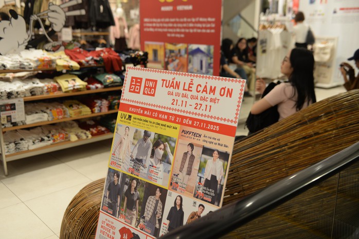 Uniqlo &#273;&oacute;ng l&#7841;i Tu&#7847;n L&#7877; C&#7843;m &#416;n ngay tr&#432;&#7899;c th&#7873;m Black Friday