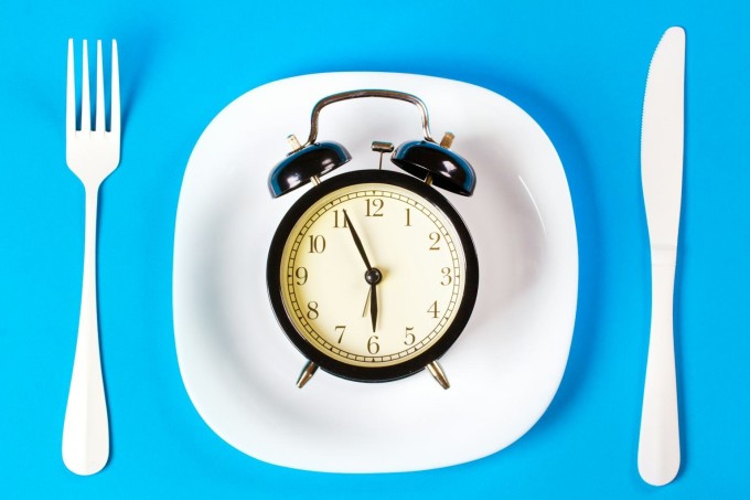 Ăn tối sớm giúp cơ thể kiểm soát insulin tốt hơn, cải thiện giấc ngủ và giảm nguy cơ tích mỡ ban đêm.