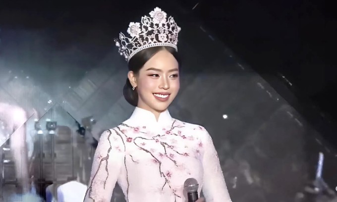 Thanh Thủy gửi gắm niềm tự hào Việt Nam thông qua áo dài final walk.