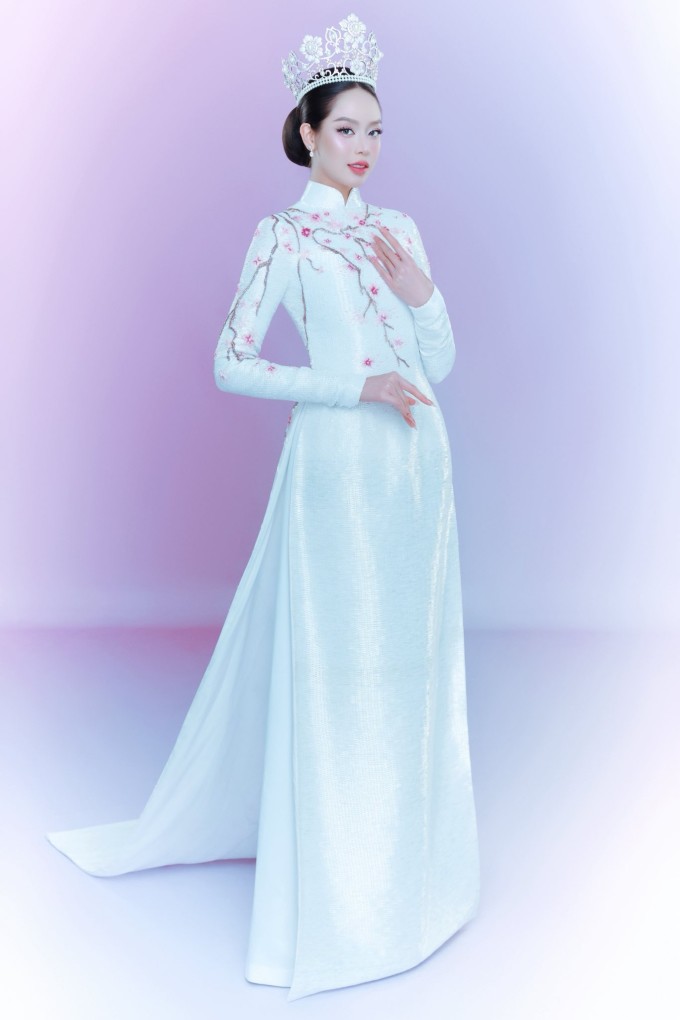 Áo dài của Thanh Thủy đính kết cườm, pha lê toàn bộ bề mặt, nặng 10 kg.