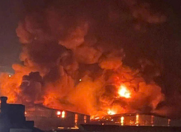 Hiện trường vụ cháy lớn tại KCN Tiên Sơn, Bắc Ninh. Ảnh: MXH