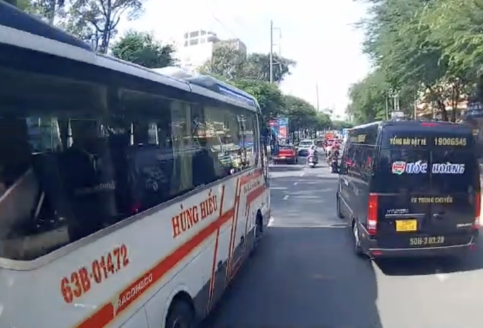 Xe khách Hùng Hiếu chuyển làn ép xe khách.