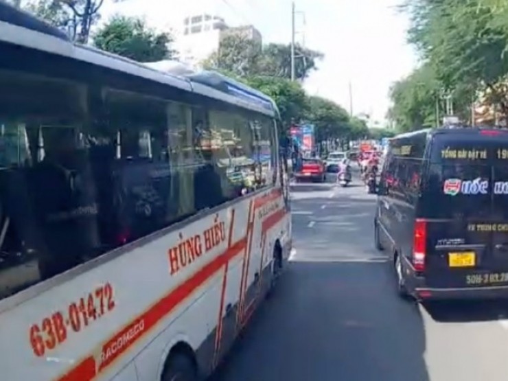 Xác minh 2 clip xe khách vượt ẩu liên quan đến một nhà xe ở TPHCM