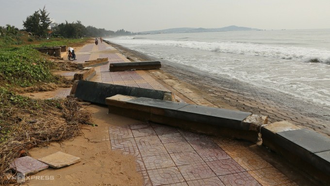 Kè dọc biển Thương Chánh sau lưng nhà thờ Vinh Phú bị sóng đánh gãy, sáng 28/11. Ảnh: Việt Quốc