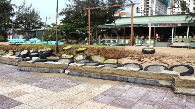 Khuôn viên Biển Đông Phan Thiết phía trong gần kè Thương Chánh bị hư hại. Ảnh: Việt Quốc