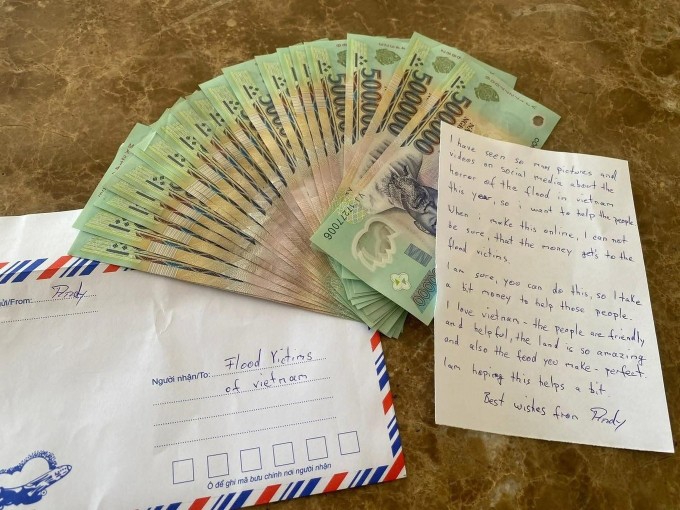 Bức thư cùng phong bì tiền chứa 10 triệu đồng của Andy gửi cho chủ khách sạn để ủng hộ người dân vùng lũ lụt. Ảnh: NVCC