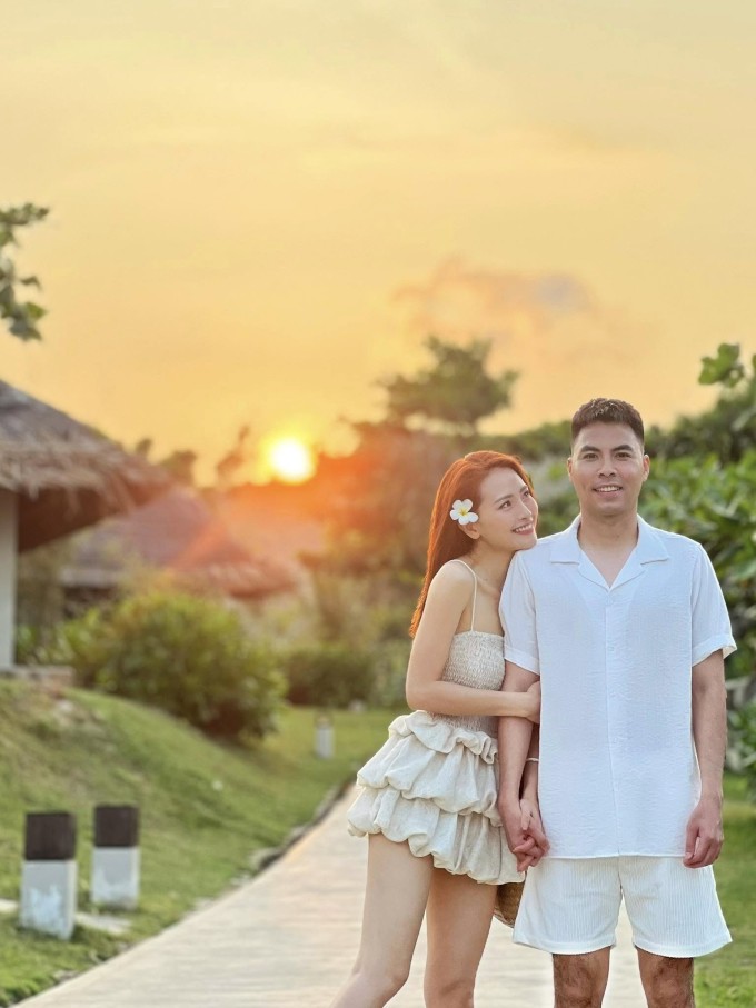 Nhiều người khen cầu thủ CLB Bình Định và nữ MC VTV đẹp đôi, trai tài - gái sắc.