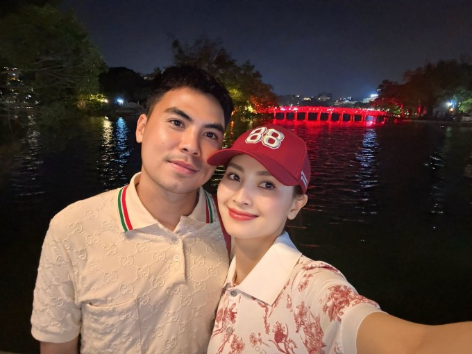 Huyền Trang tiết lộ cô và Đức Huy quen nhau qua mạng xã hội. Cô là người chủ động nhắn cho Đức Huy hồi tháng 4/2020 để mời anh tham gia một chương trình. Tuy nhiên, tiền vệ người Hải Dương bận công việc tại CLB nên không thể tham gia.