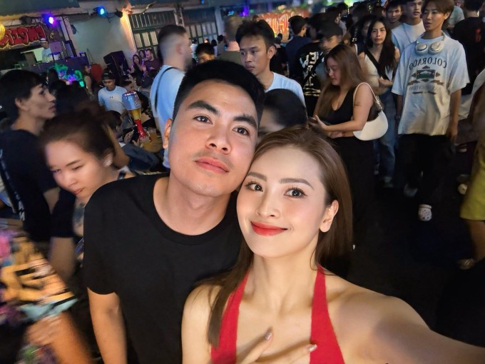 Mù Tạt từng đối mặt tin đồn là người thứ ba xen vào mối quan hệ của Đức Huy và người cũ. Thời điểm đó, nữ MC đáp: "Đó chỉ là thông tin một phía, thiếu bằng chứng. Tôi sẽ nói khi cần". Còn Đức Huy cho biết: "Ai đồn thì kệ, đúng sai bọn mình tự biết".