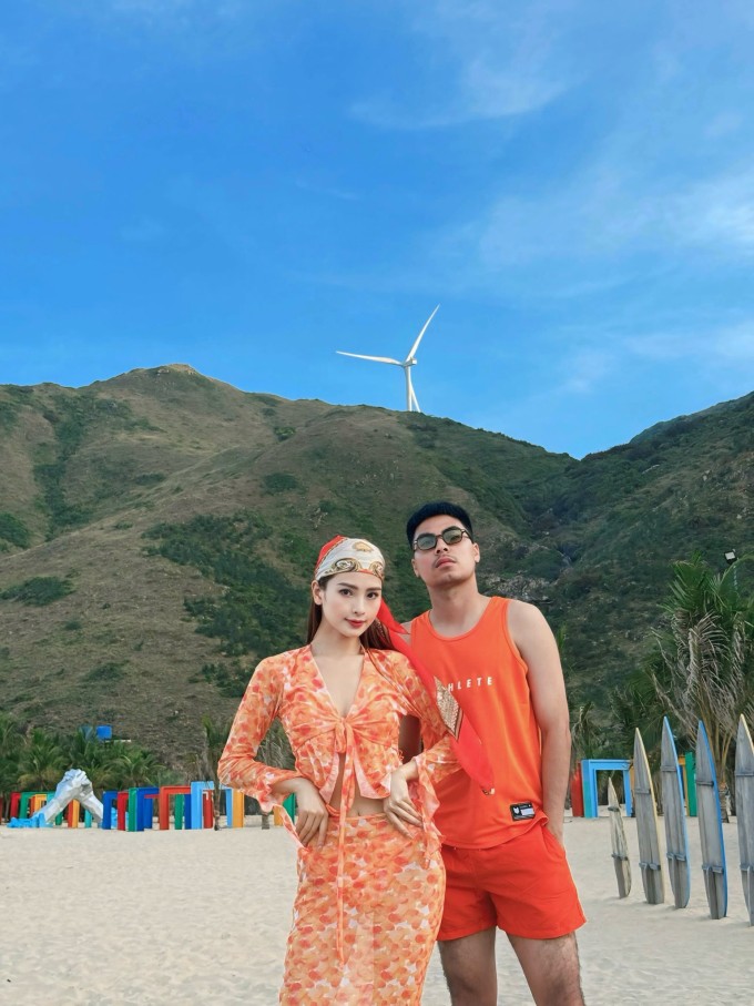 Từ ngày công khai chuyện tình cảm, Huyền Trang và Đức Huy thường xuyên có những chuyến du lịch hâm nóng tình cảm. Họ hay mặc đồ đôi để thể hiện sự gắn kết, hòa hợp mỗi lần song hành.