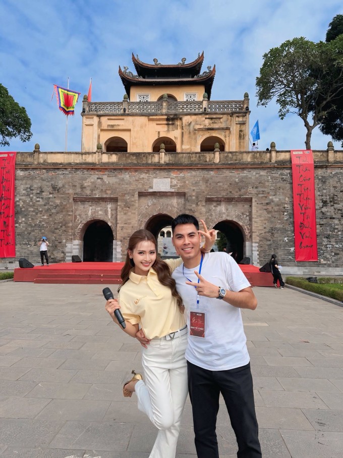 Đức Huy cũng thường xuyên đồng hành với bạn gái trong các chuyến công tác xa. Nhiều bạn bè đều bày tỏ ngưỡng mộ nữ MC vì luôn được bạn trai yêu thương, chiều chuộng.