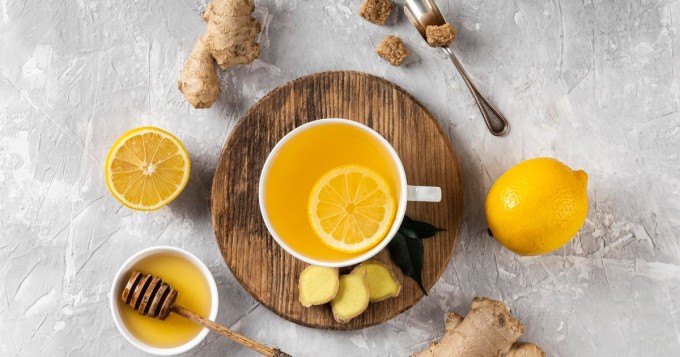 Trà gừng, mật ong và chanh ấm giúp làm dịu cơ thể, thích hợp dùng trong ngày lạnh khô.