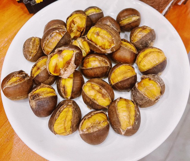 Hạt dẻ là thức quà mùa đông thơm ngon. Ảnh HM