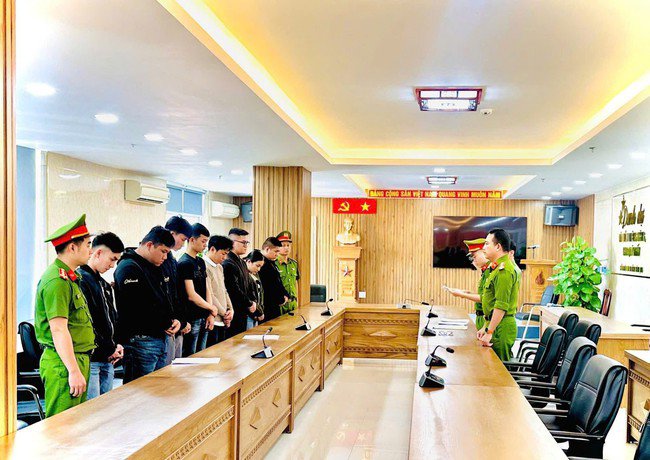 Tống đạt quyết định khởi tố các đối tượng liên quan đường dây rửa tiền xuyên quốc gia, quy mô 67.000 tỉ đồng