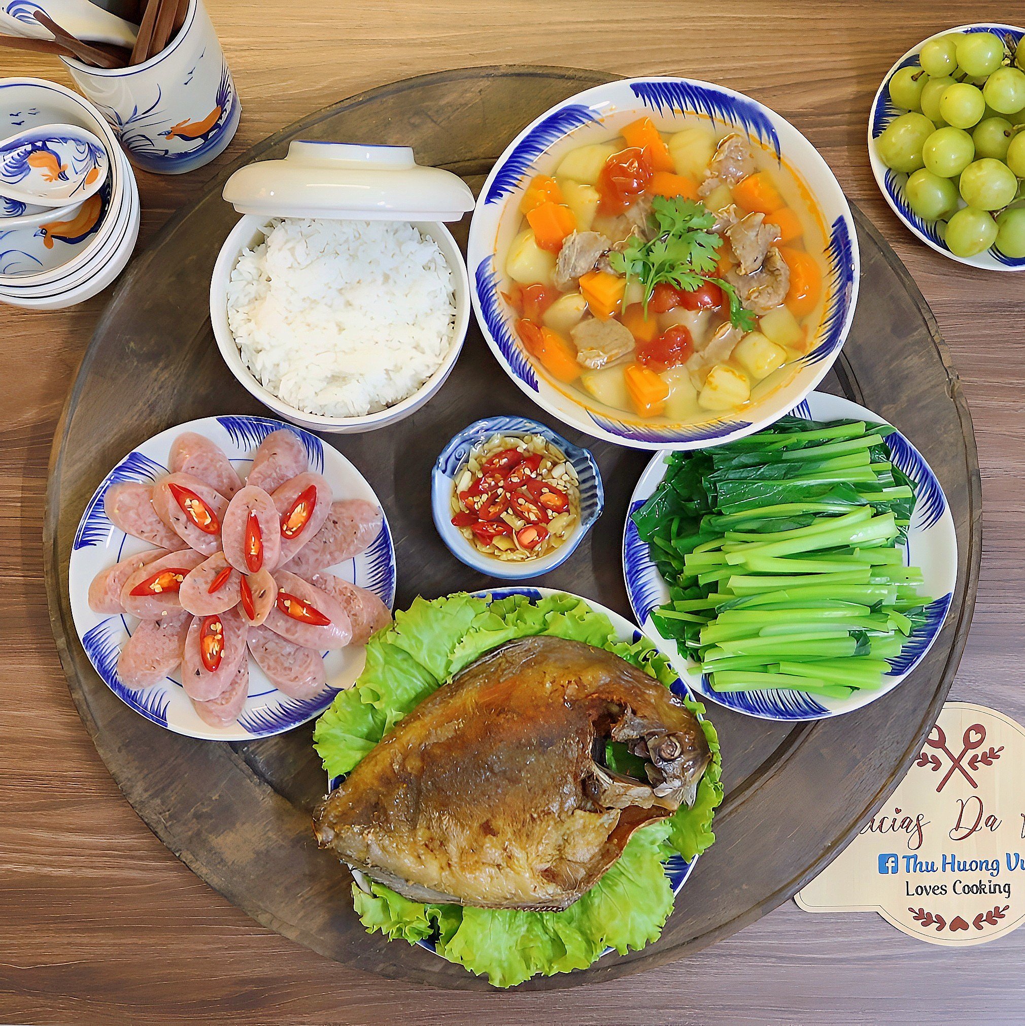 Cá chim đen rán giòn - Rau cải ngọt luộc - Nem chua - Canh thịt bò hầm khoai tây cà rốt - Nho sữa