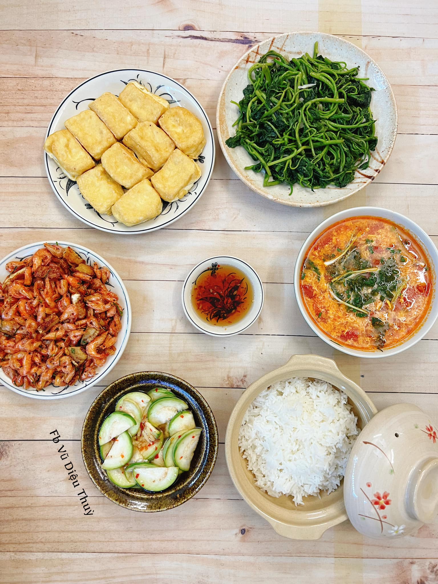 Tôm rang tóp mỡ - Đậu phụ rán - Canh trứng gà thảo mộc - Cà muối chua ngọt - Rau lang xào tỏi