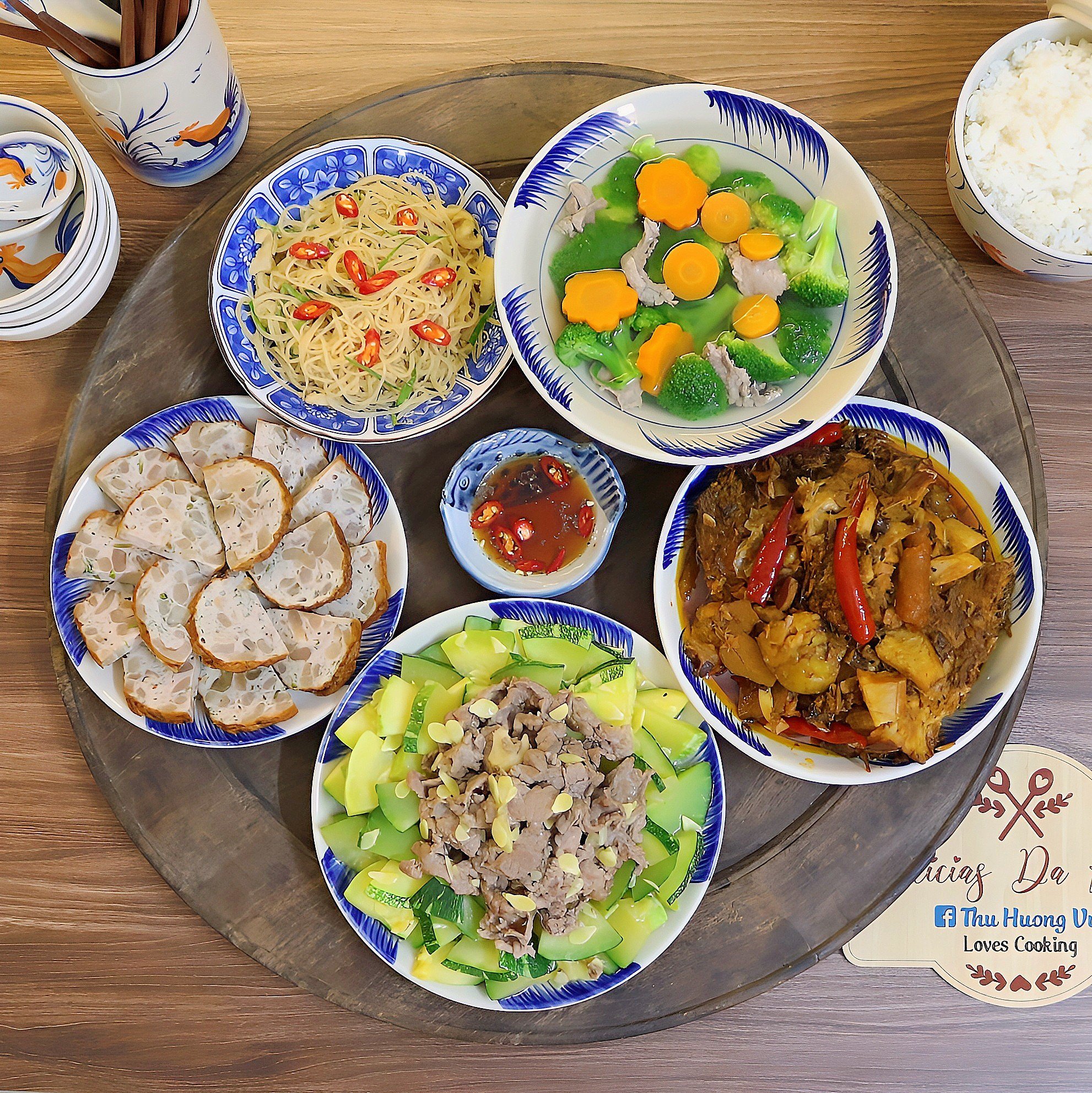 Thịt bò xào bí non - Cá trắm kho nhừ - Chả bì - Nem chạo - Súp&nbsp;lơ, cà rốt nấu thịt bò