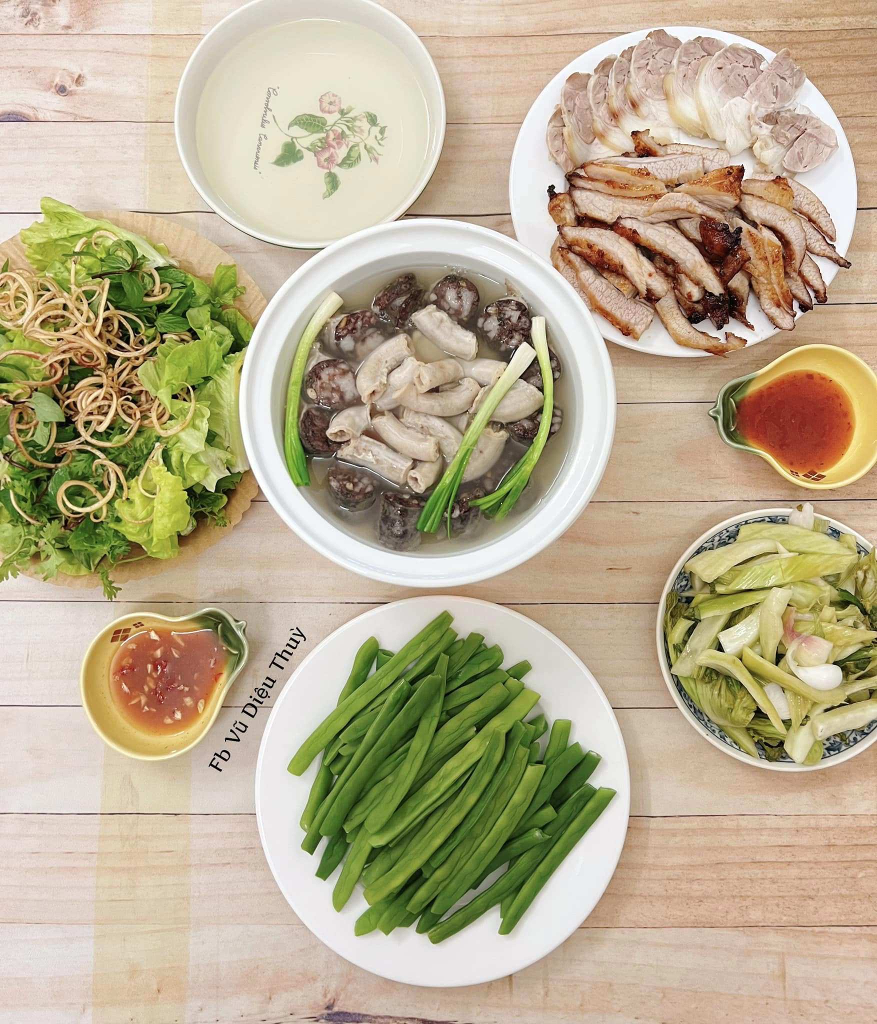 Chân giò luộc - Nọng heo nướng - Lòng dồi lợn - Đỗ luộc - Dưa cải muối - Rau sống