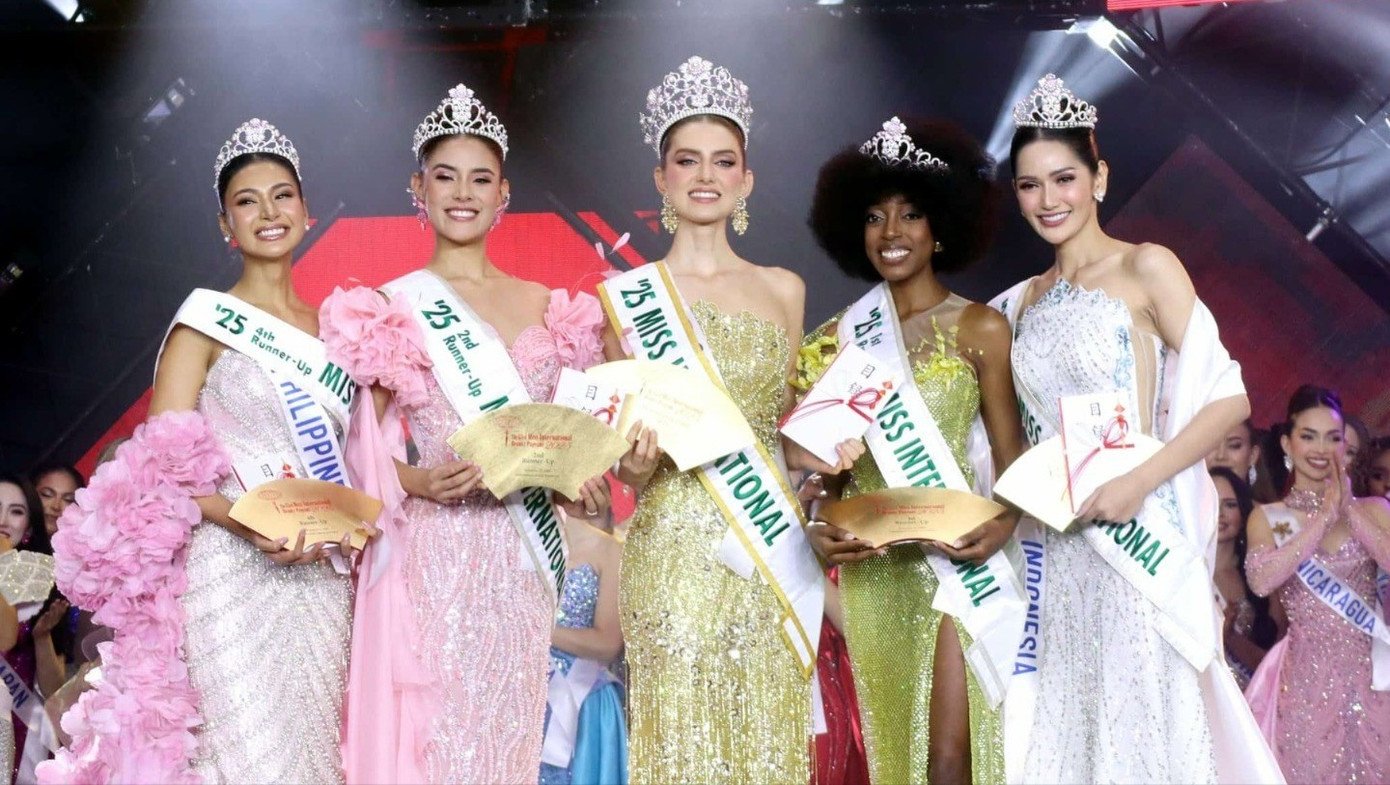 Chung kết Hoa hậu Quốc tế 2025 đã diễn ra chiều 27/11 theo giờ Việt Nam với chiến thắng thuộc về người đẹp Colombia - Catalina Duque. Chiến thắng của Catalina không gây bất ngờ vì cô luôn nằm trong danh sách các ứng viên sáng giá cho vương miện của các chuyên trang sắc đẹp từ đầu mùa giải.