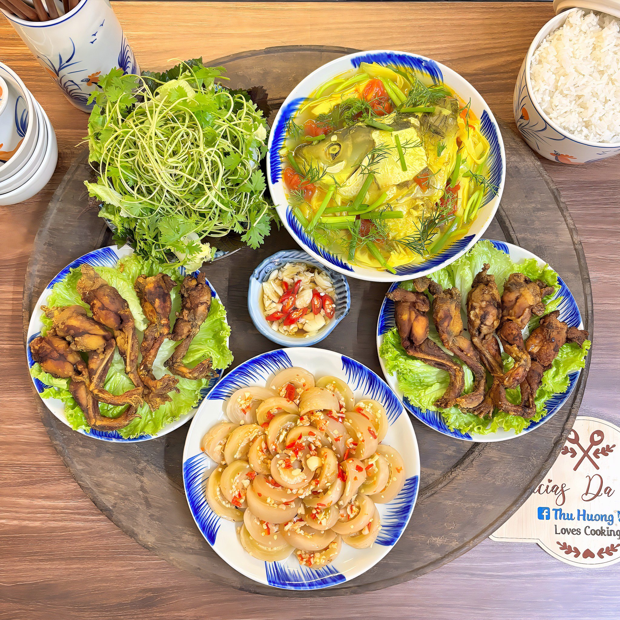 Đùi ếch chiên giòn - Canh đầu cá om măng chua - Rau sống rau thơm - Cà bát dầm tỏi ớt&nbsp;