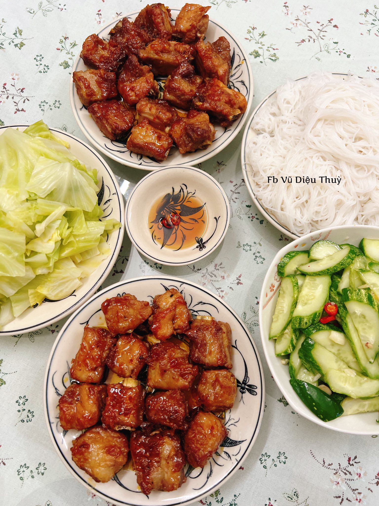 Sườn chua ngọt - Bắp cải luộc - Nộm dưa chuột - Mì gạo luộc