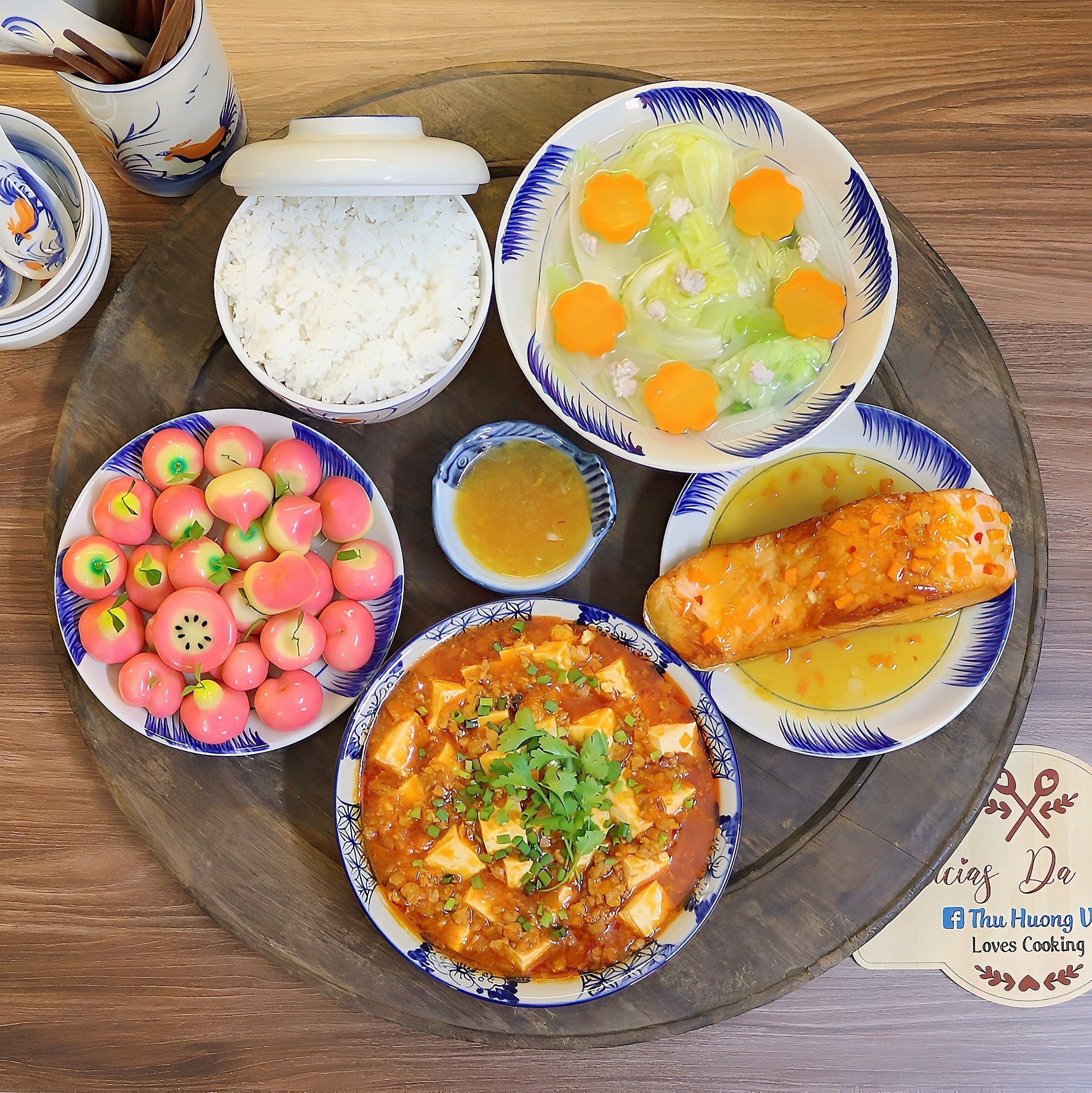 Đậu xốt Tứ Xuyên - Cá hồi sốt cam - Canh rau cải thảo nấu thịt băm - Bánh đậu xanh trái cây